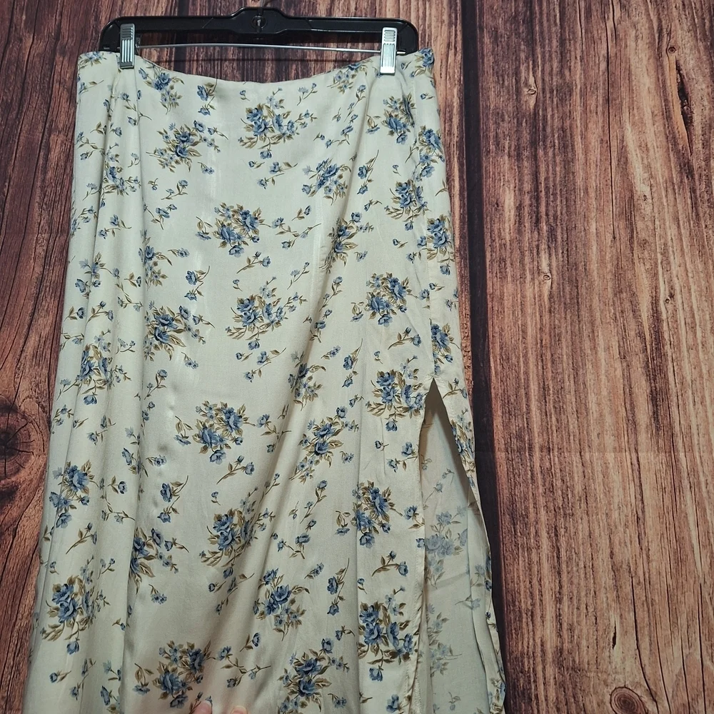 Volcom Womens Cream Fit Qnd Flowy Maxi Skirt Size XL.